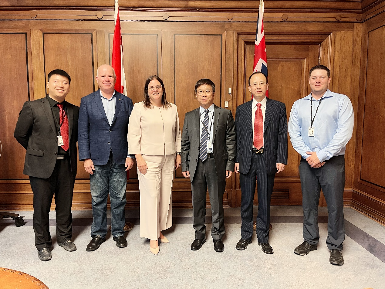 中礦資源集團(tuán)董事長王平衛(wèi)拜會(huì)加拿大曼尼托巴省省長
